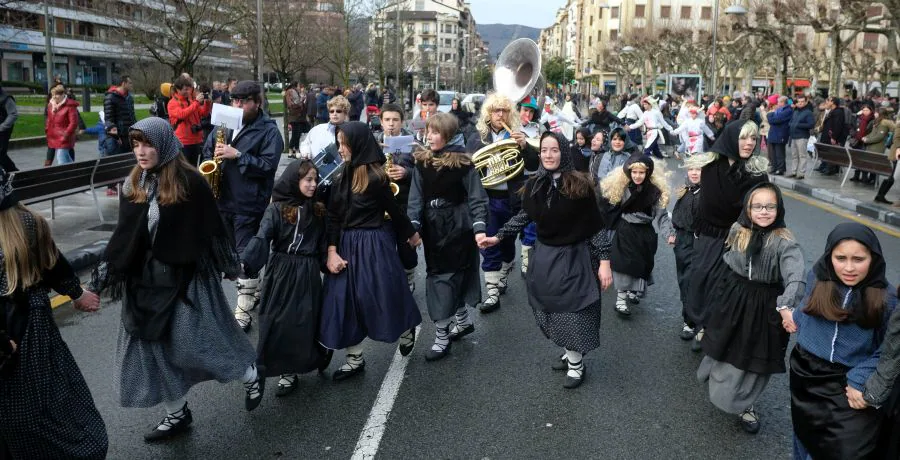 Euskal Herri Inauteria, desfile organizado por Kemen Dantza taldea, ha dado el distoletazo de salida a los carnavales de Irun. Partiendo desde la plaza Pio XII, el grupo ha recorrido e centro de la ciudad. 