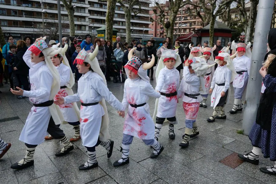 Euskal Herri Inauteria, desfile organizado por Kemen Dantza taldea, ha dado el distoletazo de salida a los carnavales de Irun. Partiendo desde la plaza Pio XII, el grupo ha recorrido e centro de la ciudad. 