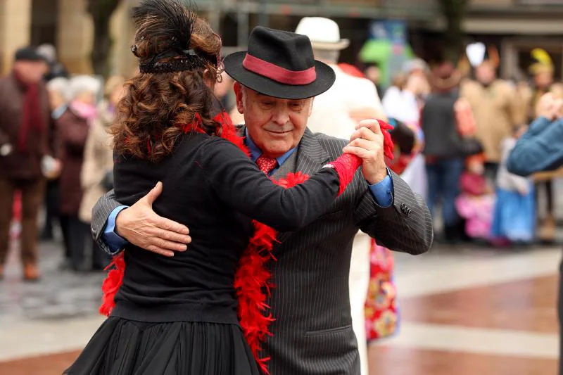 Con disfraces tradicionales o modernos, miles de personas animan las calles de San Sebastián.