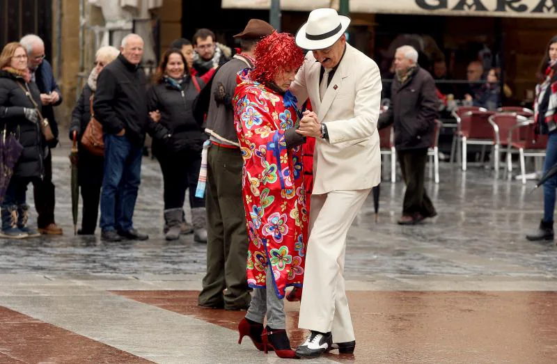 Con disfraces tradicionales o modernos, miles de personas animan las calles de San Sebastián.