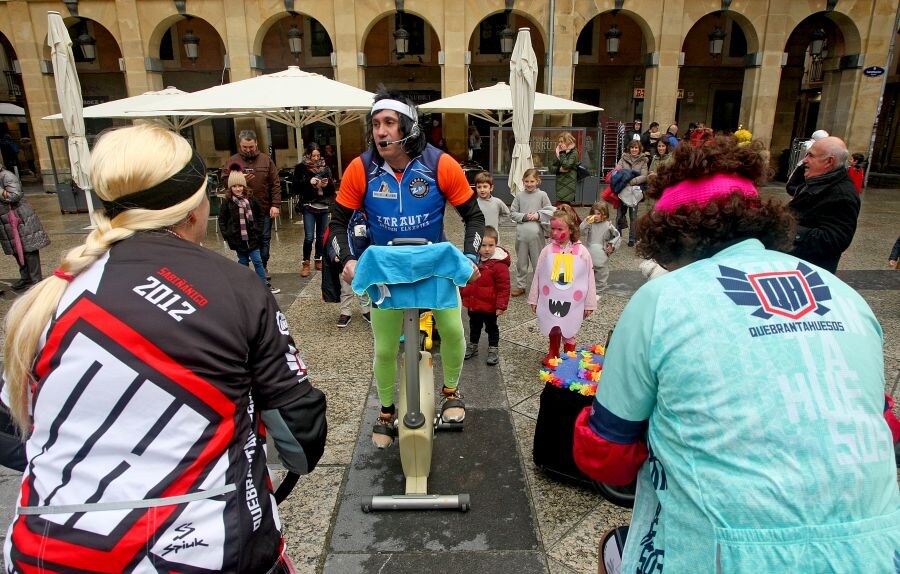 Con disfraces tradicionales o modernos, miles de personas animan las calles de San Sebastián.