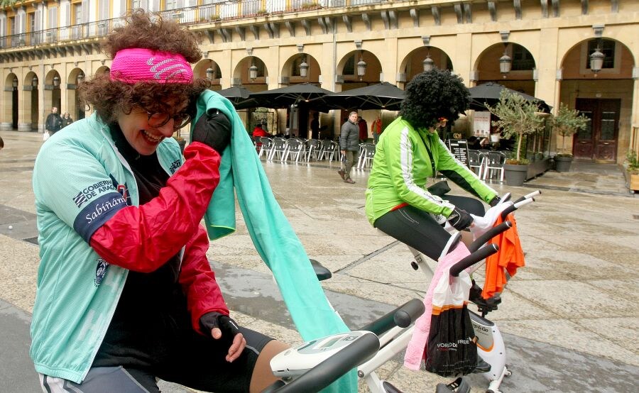 Con disfraces tradicionales o modernos, miles de personas animan las calles de San Sebastián.