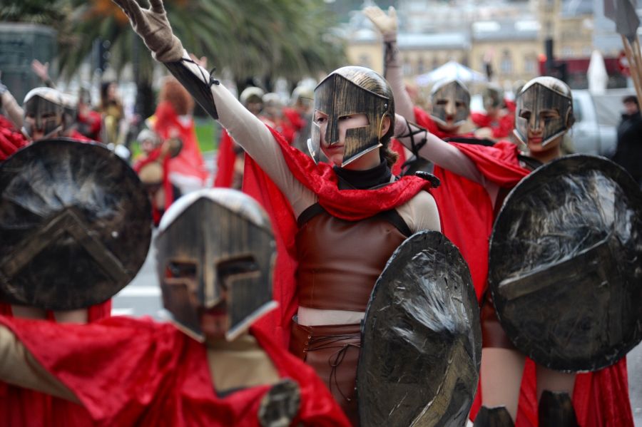 Juego de Tronos, Espartanos, Asia y mucha magia recorre el centro de Donostia gracias al desfile de Carnaval. 