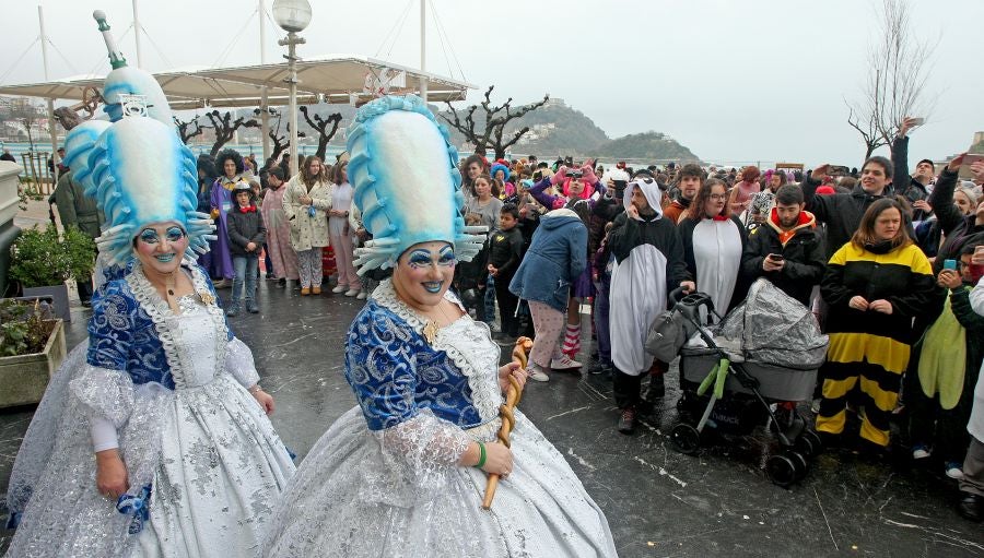 El alcalde de San Sebastián, Eneko Goia, ha cedido los poderes a la diosa Momo, quien dirigirá la ciudad durante los días de Carnaval. 