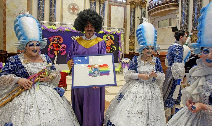 El alcalde de San Sebastián, Eneko Goia, ha cedido los poderes a la diosa Momo, quien dirigirá la ciudad durante los días de Carnaval. 