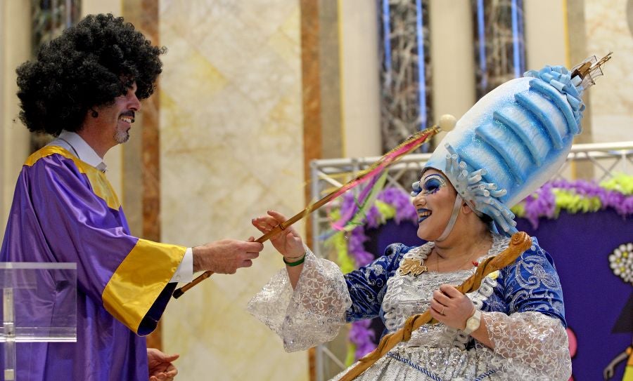 El alcalde de San Sebastián, Eneko Goia, ha cedido los poderes a la diosa Momo, quien dirigirá la ciudad durante los días de Carnaval. 