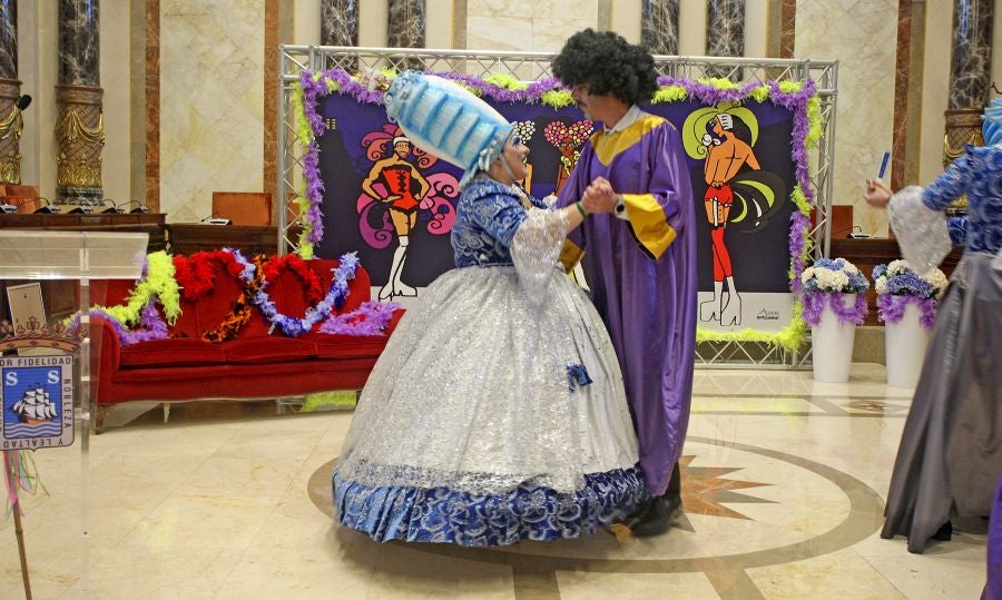El alcalde de San Sebastián, Eneko Goia, ha cedido los poderes a la diosa Momo, quien dirigirá la ciudad durante los días de Carnaval. 