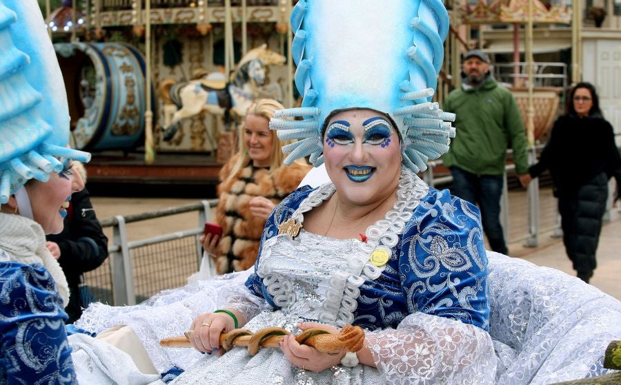 El alcalde de San Sebastián, Eneko Goia, ha cedido los poderes a la diosa Momo, quien dirigirá la ciudad durante los días de Carnaval. 