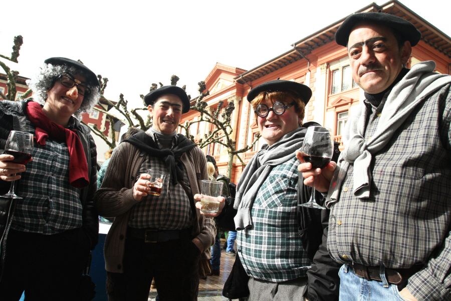 A las 12:00 horas, el desfile de cuadrillas han tomado el centro de Eibar, para más tarde dar pie al tradicional pasacalles, este año a cargo de la txaranga Ustekabe.