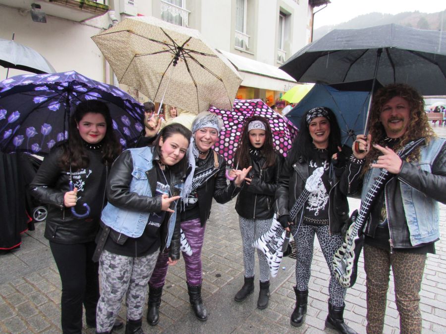 Los vecinos de Arrasate se han enfrentado al frío y a la lluvia para disfrutar de los carnavales.