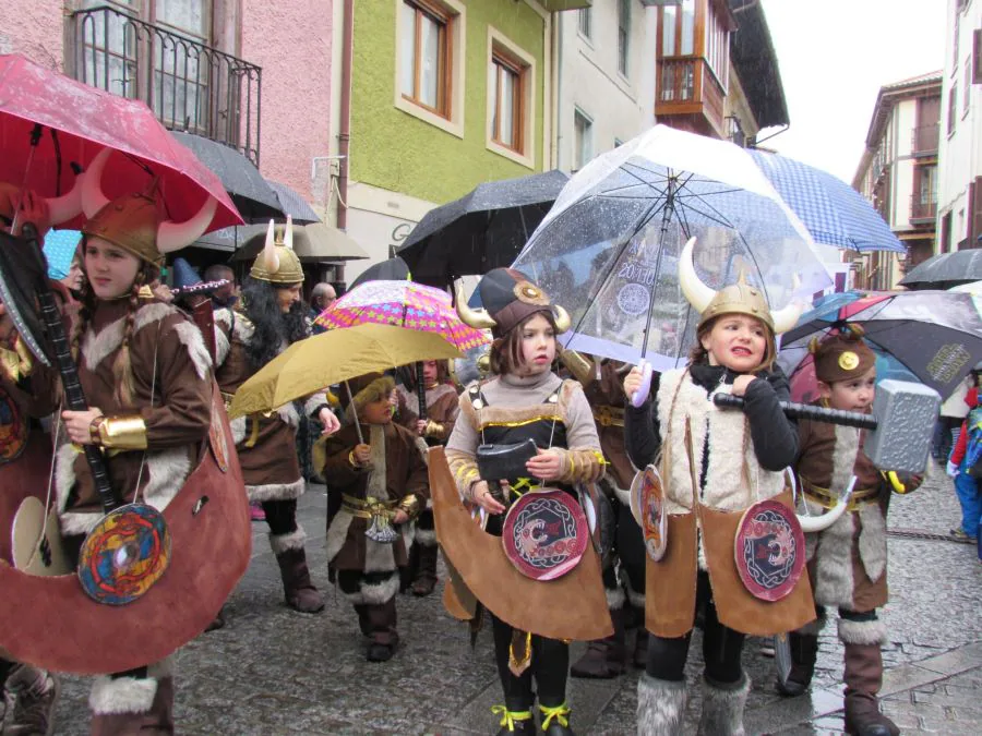Los vecinos de Arrasate se han enfrentado al frío y a la lluvia para disfrutar de los carnavales.