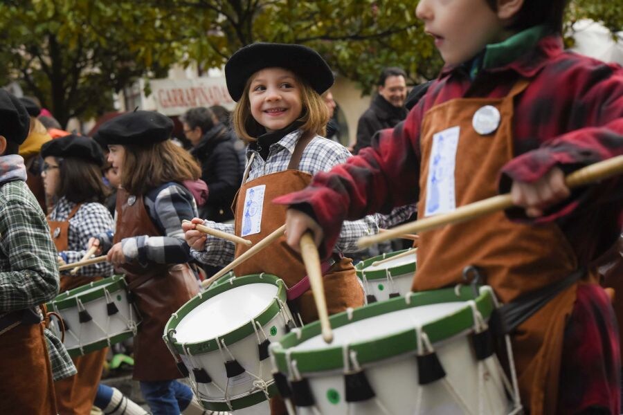 El grupo organizador de la tamborrada infantil, la sociedad Aiz Orratz-Veleta, celebró la semana pasada el 50 aniversario de su festival infantil y afronta este carnaval también con el 75 aniversario de su charanga.