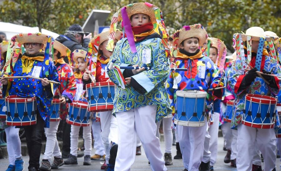 El grupo organizador de la tamborrada infantil, la sociedad Aiz Orratz-Veleta, celebró la semana pasada el 50 aniversario de su festival infantil y afronta este carnaval también con el 75 aniversario de su charanga.