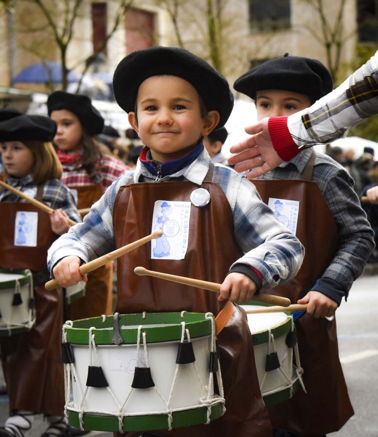 El grupo organizador de la tamborrada infantil, la sociedad Aiz Orratz-Veleta, celebró la semana pasada el 50 aniversario de su festival infantil y afronta este carnaval también con el 75 aniversario de su charanga.