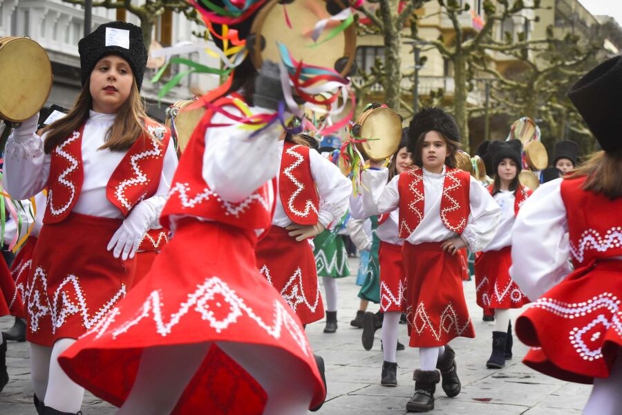 El grupo organizador de la tamborrada infantil, la sociedad Aiz Orratz-Veleta, celebró la semana pasada el 50 aniversario de su festival infantil y afronta este carnaval también con el 75 aniversario de su charanga.