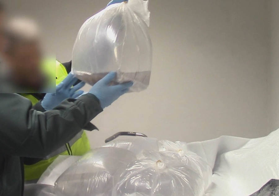 La Guardia Civil y Vigilancia Aduanera han interceptado 310 kilos de angulas que iban a ser exportadas al continente asiático desde el aeropuerto Adolfo Suárez Madrid-Barajas. Han sido entregadas a la Diputación de Gipuzkoa, que las ha destinado para repoblar los ríos Oiartzun y Oria.