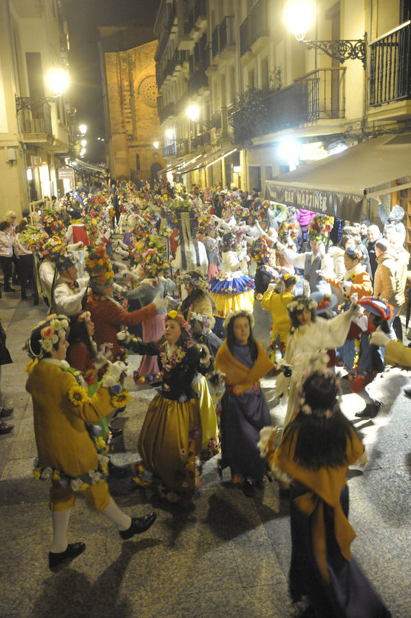 Con disfraces tradicionales o modernos, miles de personas animan las calles de San Sebastián.