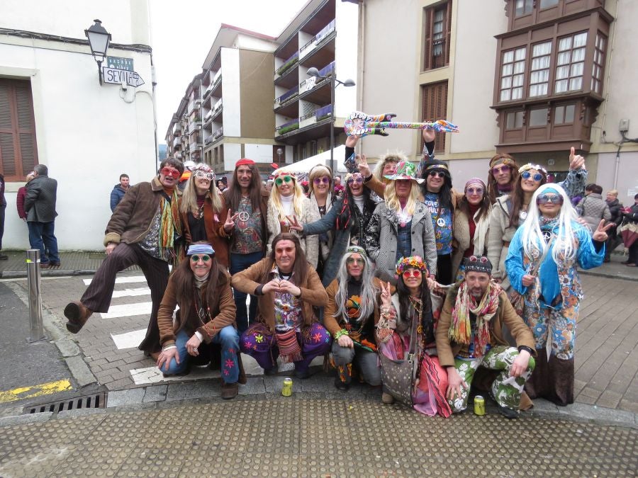 Los vecinos de Aretxabaleta no han temido a la lluvia y no han dudado en salor a las calles para celebrar los carnavales y para lucir los originales disfraces.. 