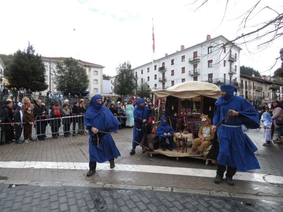 Los vecinos de Aretxabaleta no han temido a la lluvia y no han dudado en salor a las calles para celebrar los carnavales y para lucir los originales disfraces. 