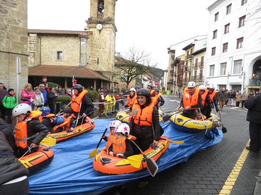 Los vecinos de Aretxabaleta no han temido a la lluvia y no han dudado en salor a las calles para celebrar los carnavales y para lucir los originales disfraces.