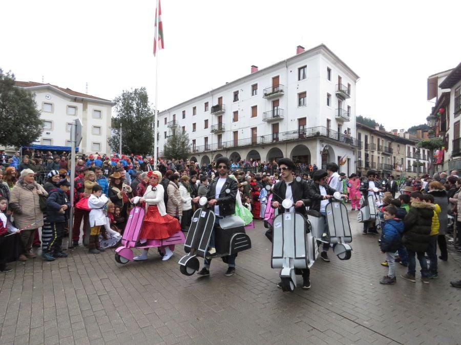 Los vecinos de Aretxabaleta no han temido a la lluvia y no han dudado en salor a las calles para celebrar los carnavales y para lucir los originales disfraces. 