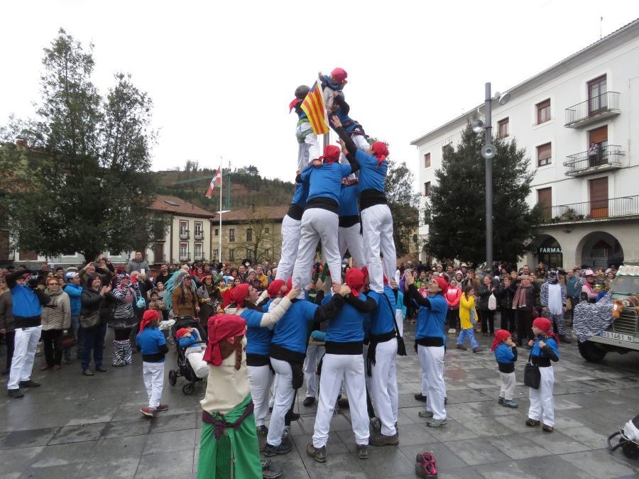 Los vecinos de Aretxabaleta no han temido a la lluvia y no han dudado en salor a las calles para celebrar los carnavales y para lucir los originales disfraces.