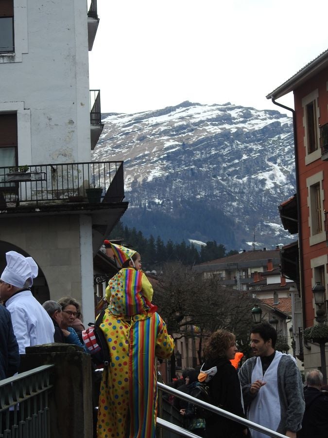 Los vecinos de Aretxabaleta no han temido a la lluvia y no han dudado en salor a las calles para celebrar los carnavales y para lucir los originales disfraces. 