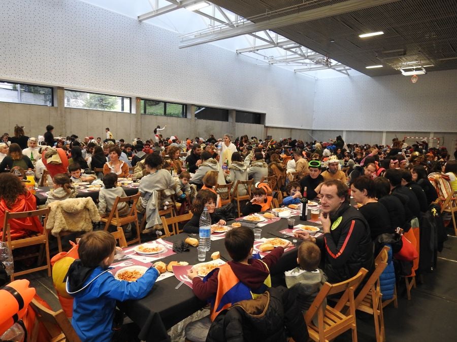 Los vecinos de Aretxabaleta no han temido a la lluvia y no han dudado en salor a las calles para celebrar los carnavales y para lucir los originales disfraces.