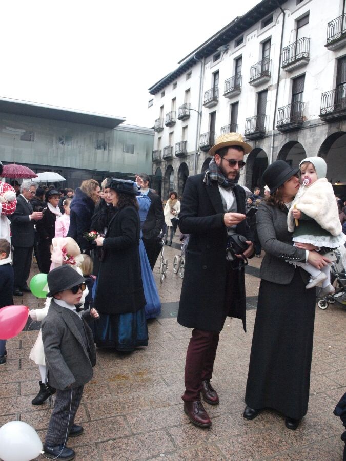 Los azpeitiarras han celebrado uno de sus días más queridos: el del txikiteo elegante. Decenas de vecinos han salido a la calle con sus trajes de época.