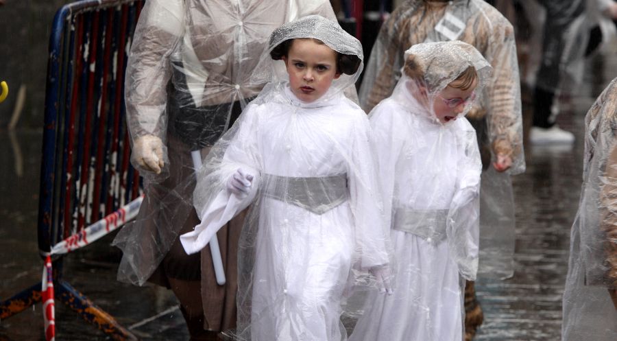 Armados con chubasqueros, los integrantes de las comparsas de Errenteria salieron a las calles de la localidad para festejar el Carnaval. 