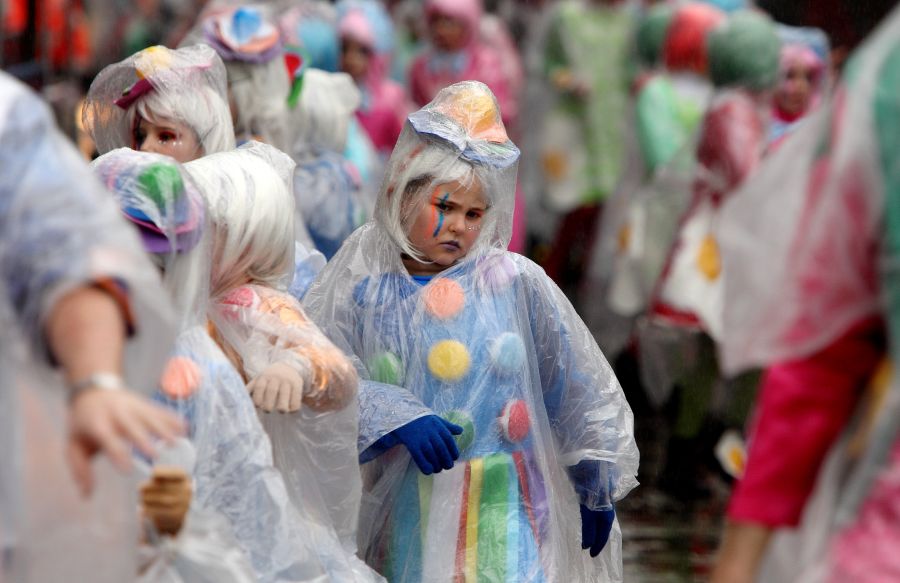 Armados con chubasqueros, los integrantes de las comparsas de Errenteria salieron a las calles de la localidad para festejar el Carnaval. 