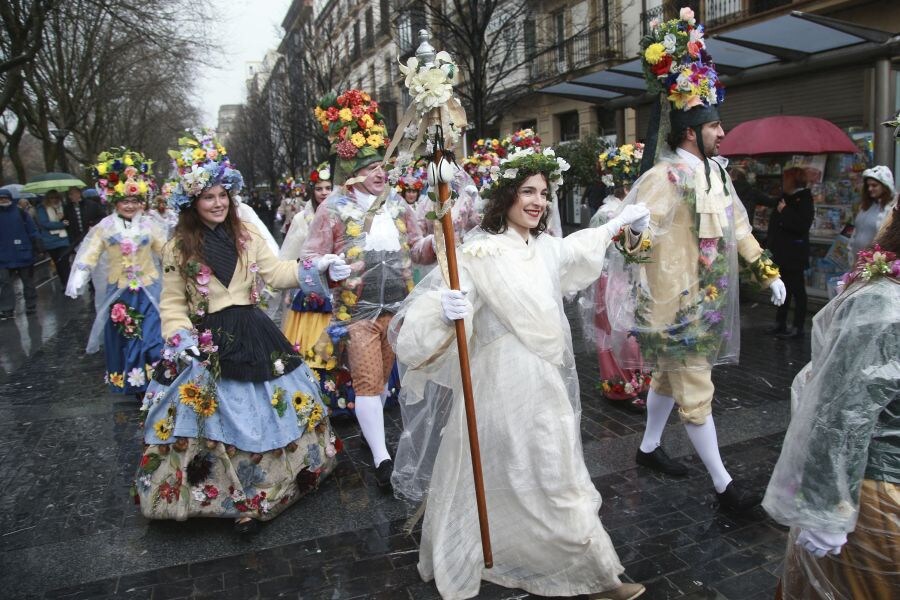 El temor a que el desfile de la tarde pudiera cancelarse ha hecho que todos los grupos dieran el 100% sobre el escenario, mientras otras comparsas de adultos han recorrido las calles de la Parte Vieja donostiarra con poco público pero la misma ilusión. 