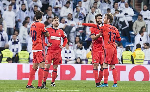Xabi Prieto, Illarramendi, Zurutuza y Navas cambian impresiones anoche en el césped del Santiago Bernabéu. 