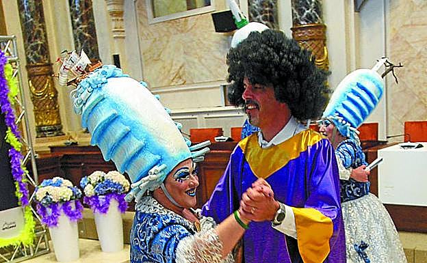 La diosa Momo, Amaia Díez, baila con el alcalde, Eneko Goia, durante la ceremonia de traspaso de poderes.