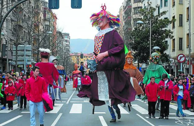 Zanpantzar y su comitiva encabezaron el desfile de Carnaval, en el que participaron 16 comparsas. 