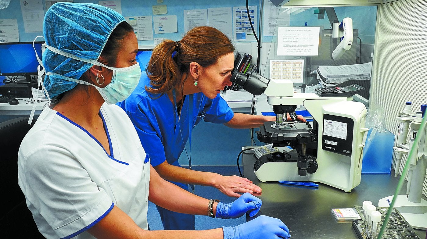 La doctora Lure supervisa, junto a su ayudante Verónica, una muestra de semen antes de ser utilizada para inseminar a una paciente.