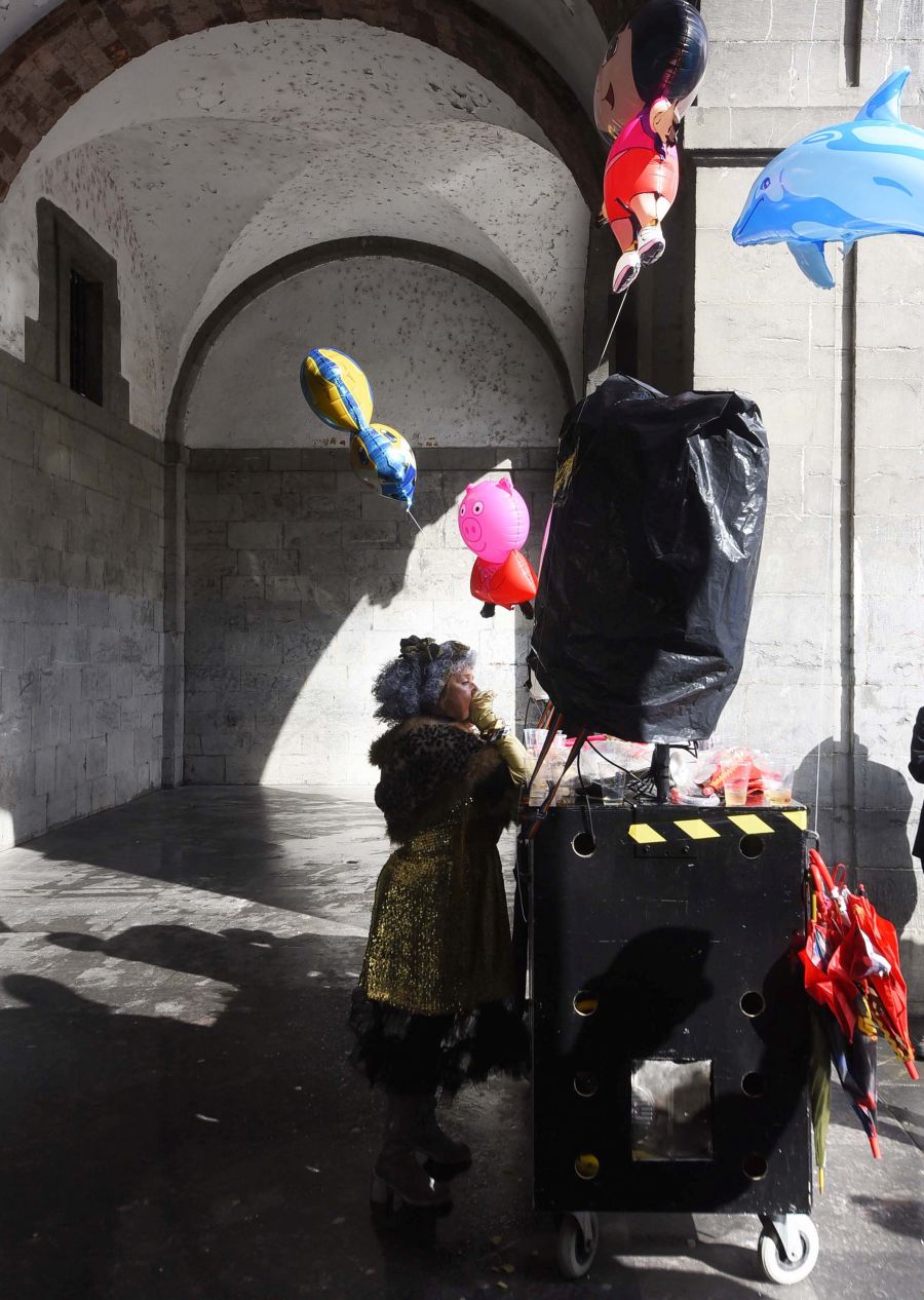 Debido al mal tiempo algunas de las comparsas de tiempo libre no han podido desfilar. Los que sí lo han hecho han llenado de colorido las calles de la villa papelera