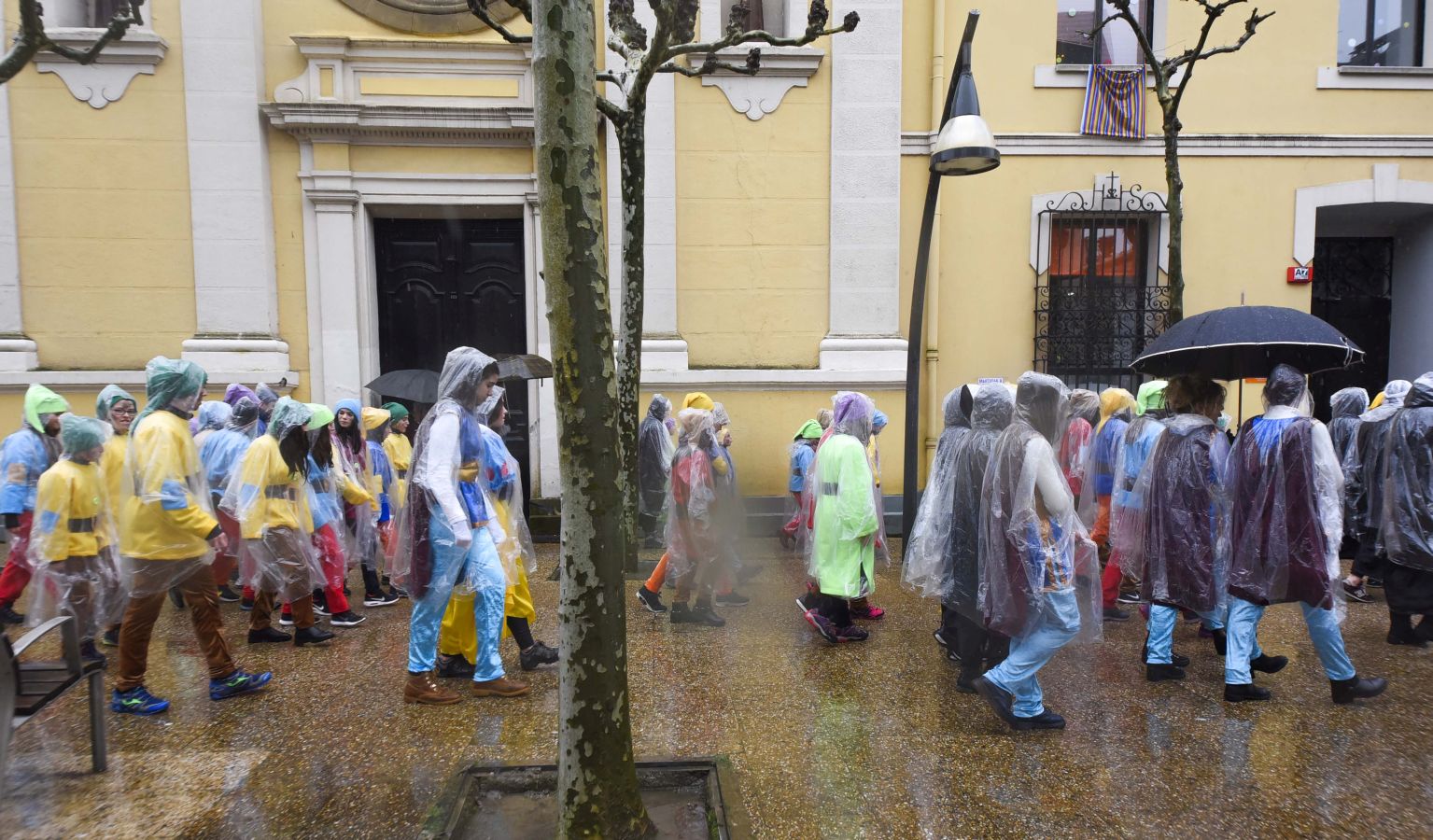 Debido al mal tiempo algunas de las comparsas de tiempo libre no han podido desfilar. Los que sí lo han hecho han llenado de colorido las calles de la villa papelera