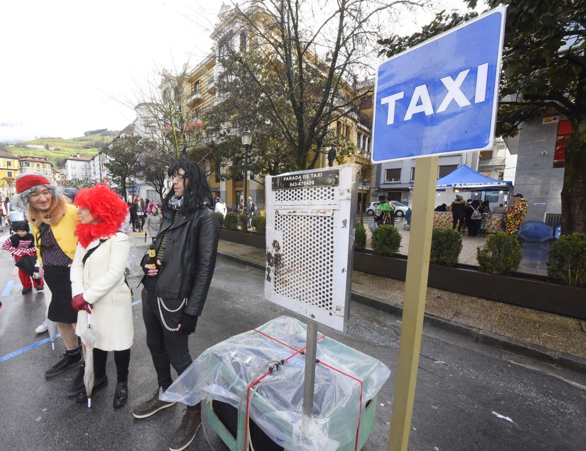 Debido al mal tiempo algunas de las comparsas de tiempo libre no han podido desfilar. Los que sí lo han hecho han llenado de colorido las calles de la villa papelera