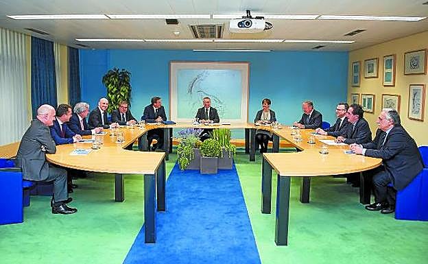 El lehendakari y los consejeros Tapia y Azpiazu junto al comité de dirección de Luzaro.