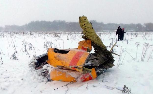 Restos de fuselaje del avión de pasajeros AN-148 de la aerolínea rusa Saratov Airlines .
