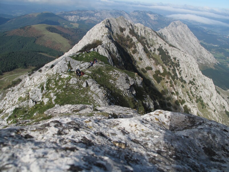 Vigiladas de cerca por la imponente cumbre del mítico Anboto, las minas de Arrazola fueron durante los primeros años del siglo XX unas de las más boyantes de la comarca