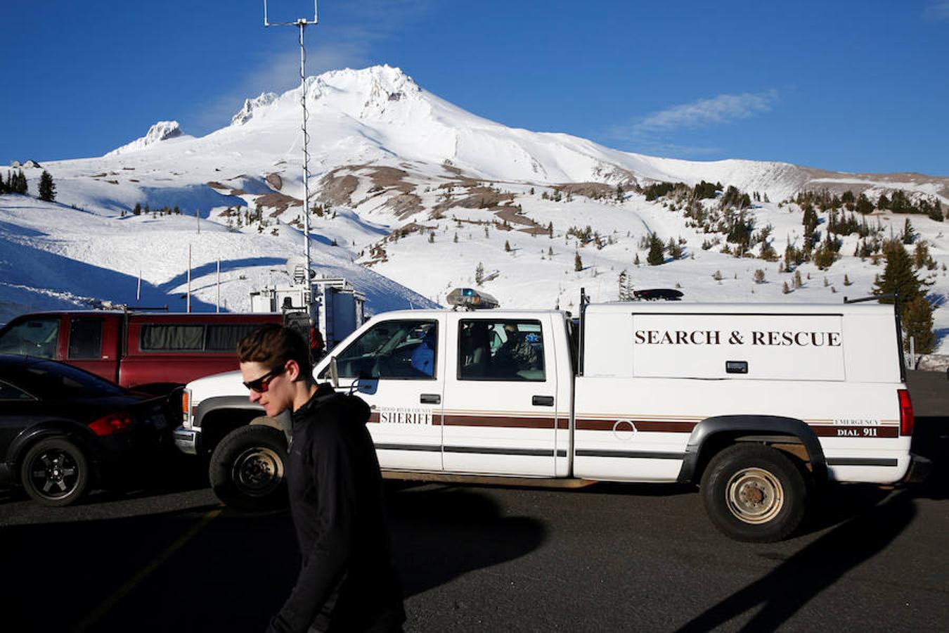 En Oregon (Estados Unidos), los especialistas se preparan para un rescate en una de las principales montañas del estado. 