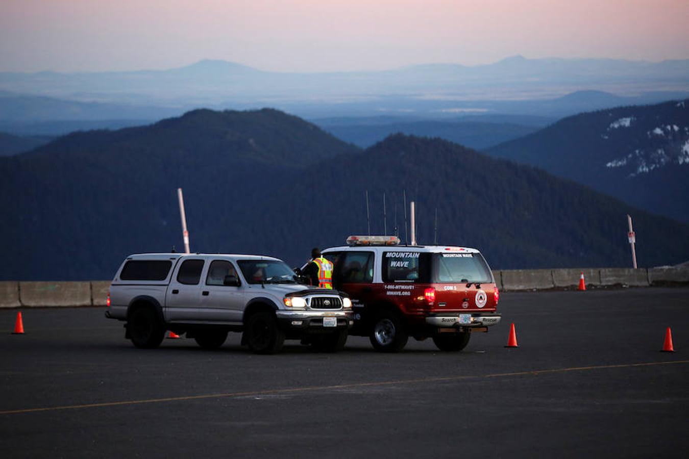 En Oregon (Estados Unidos), los especialistas se preparan para un rescate en una de las principales montañas del estado. 