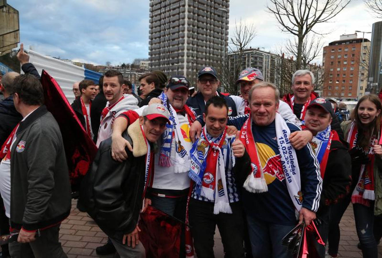 Las dos aficiones han disfrutado minutos antes del partido con la llegada de los jugadores al estadio