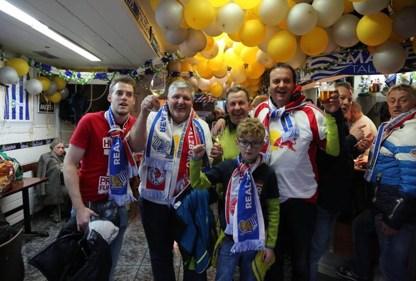Las dos aficiones han disfrutado minutos antes del partido con la llegada de los jugadores al estadio