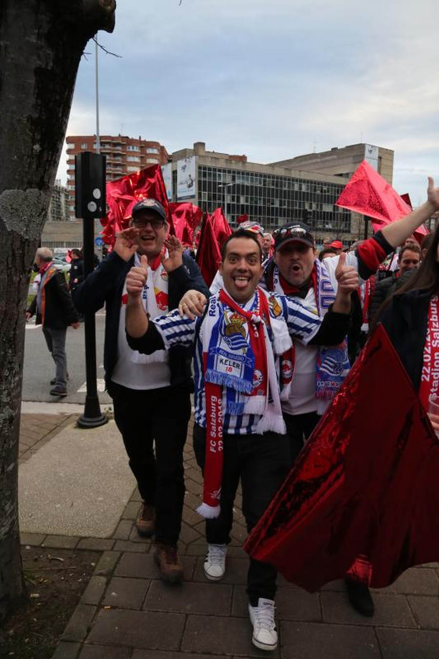Las dos aficiones han disfrutado minutos antes del partido con la llegada de los jugadores al estadio
