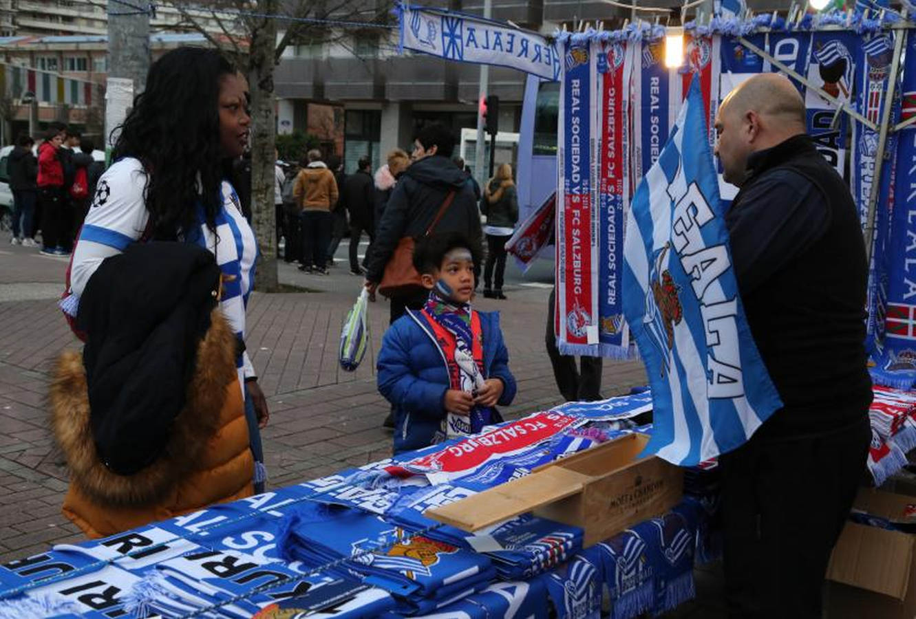 Las dos aficiones han disfrutado minutos antes del partido con la llegada de los jugadores al estadio