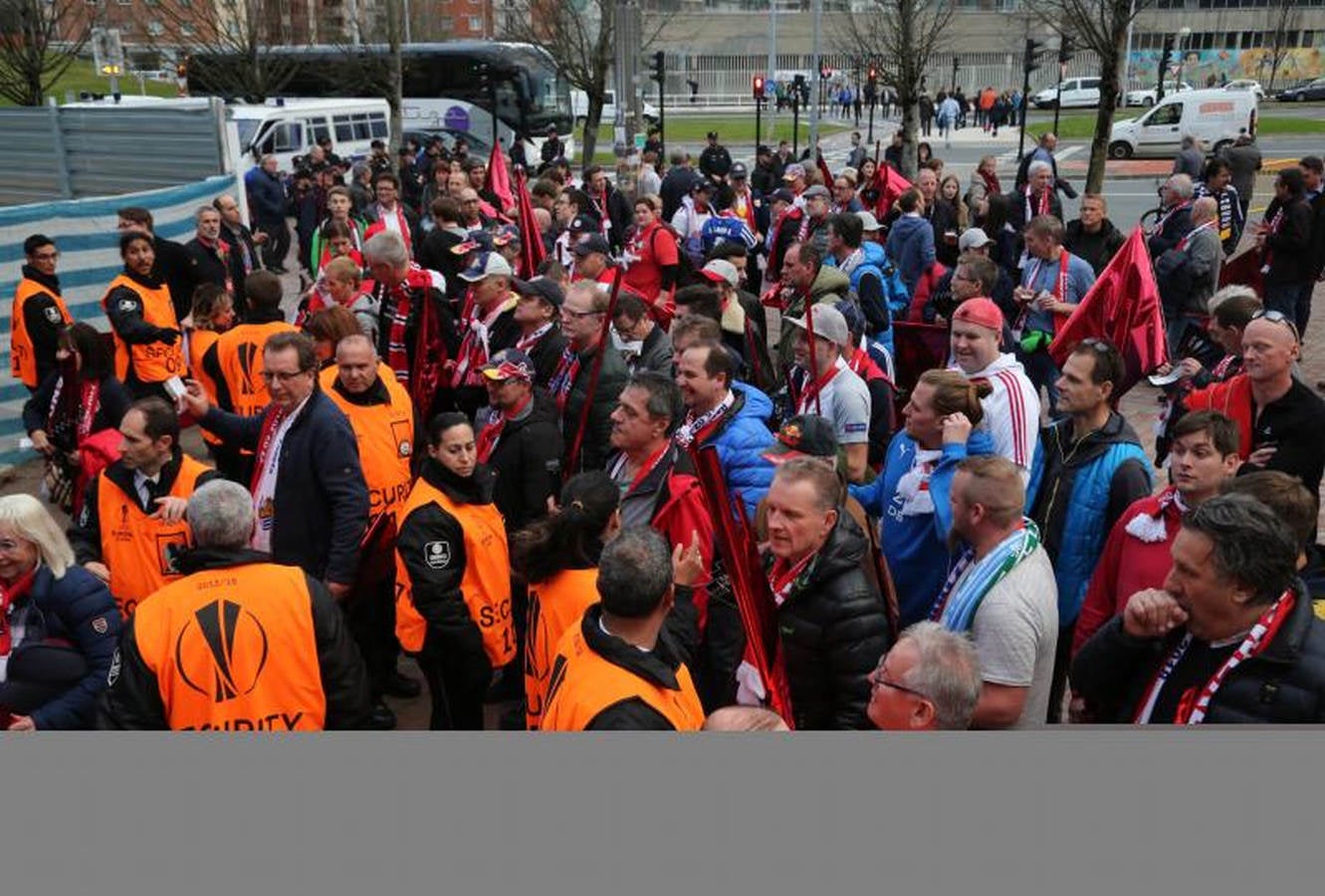 Las dos aficiones han disfrutado minutos antes del partido con la llegada de los jugadores al estadio
