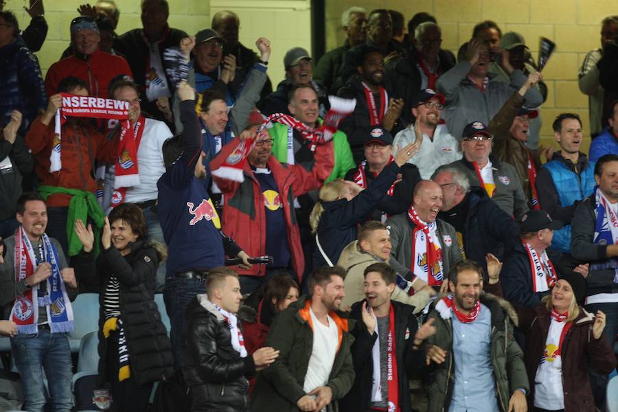 El partido entre la Real Sociedad y el Salzburgo en Anoeta, en imágenes